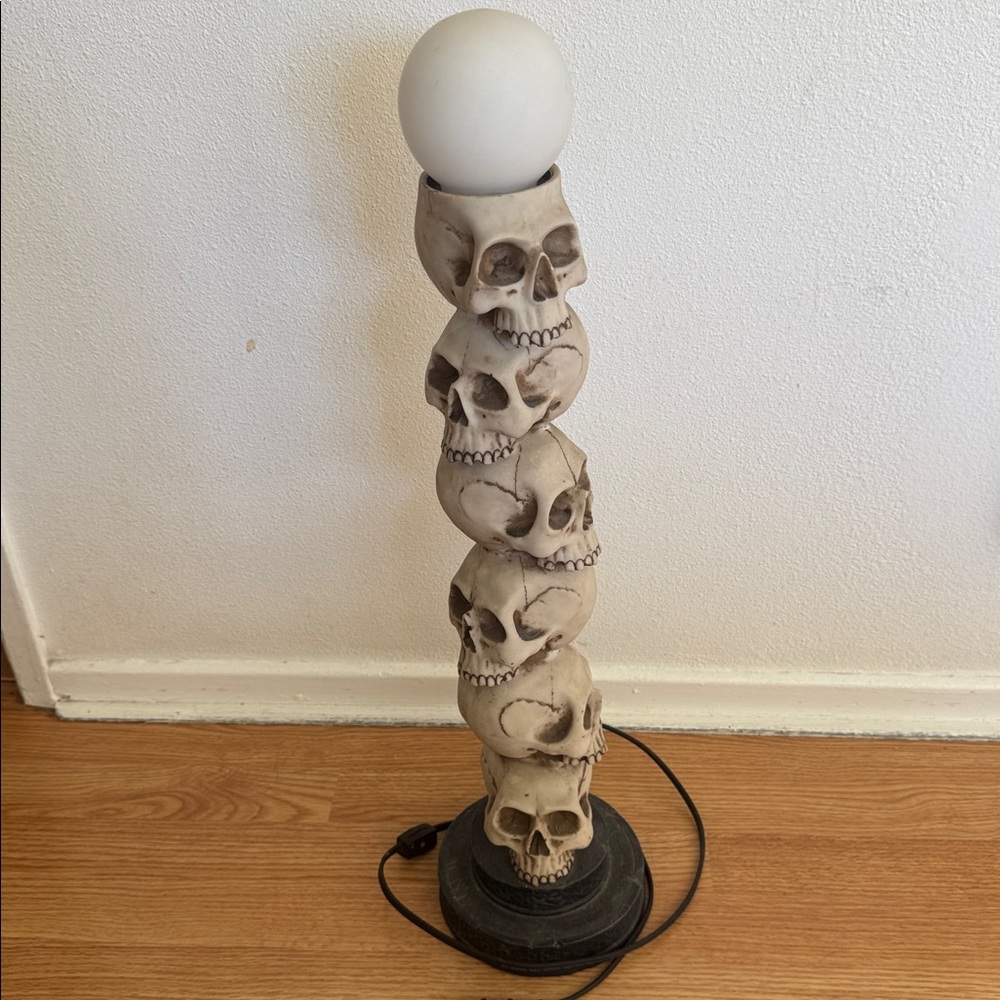 Design Toscano Skulls Spire Lighted Sculpture Halloween Spooky Lamp 27 Inch Rare